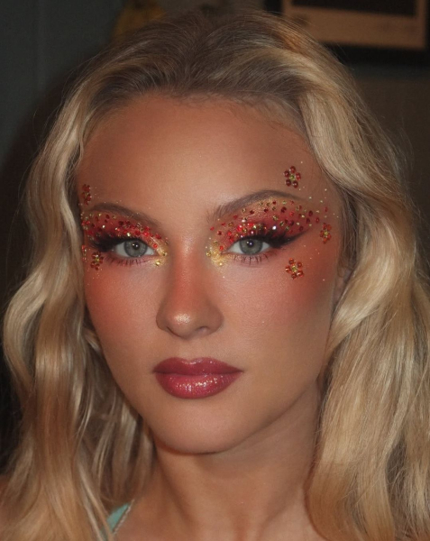 Zara Larsson tour makeup.